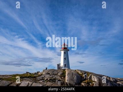 Peggys Point Lighthouse, auch bekannt als Peggys Cove Lighthouse am östlichen Eingang der St. Margarets Bay in Peggys Cove Nova Scotia Kanada Stockfoto
