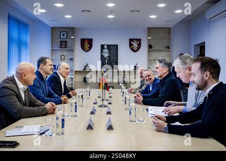 RUKLA - Premierminister Dirk Schoof trifft sich mit seinem litauischen Amtskollegen Gintautas Paluckas auf der Militärbasis in Rukla nahe der russischen Grenze. Litauen ist Teil der Europäischen Union und Mitglied der NATO. Militärangehörige aus verschiedenen Ländern trainieren hier, um die litauische Bevölkerung zu beruhigen und Russland von aggressiven Aktionen abzuhalten. ANP RAMON VAN FLYMEN niederlande aus - belgien aus Stockfoto
