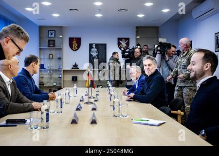 RUKLA - Premierminister Dirk Schoof trifft sich mit seinem litauischen Amtskollegen Gintautas Paluckas auf der Militärbasis in Rukla nahe der russischen Grenze. Litauen ist Teil der Europäischen Union und Mitglied der NATO. Militärangehörige aus verschiedenen Ländern trainieren hier, um die litauische Bevölkerung zu beruhigen und Russland von aggressiven Aktionen abzuhalten. ANP RAMON VAN FLYMEN niederlande aus - belgien aus Stockfoto
