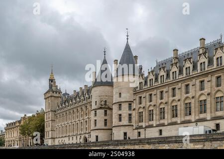 Die Conciergerie ist ein historisches Gebäude in Paris, Frankreich, das Teil des großen Palais de Justice ist Stockfoto