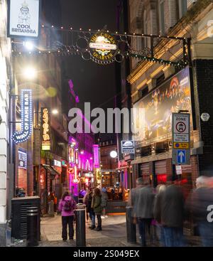 Mathew Street, Liverpool, der Geburtsort der Beatles, mit vielen Bars, die dieses Thema im „Cavern Quarter“ verwenden. Bild im Dezember 2024. Stockfoto