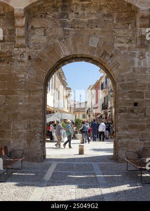 Blick durch die Porta Principal, Alcudia, Mallorca, Balearen, Spanien, Europa Stockfoto