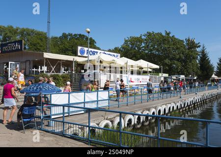 Menschen, die bei sonnigem Wetter an einer belebten Uferpromenade spazieren, Hafen, Gizycko, Warminsko-Mazurskie, Ermland-Mazurskie, Polen, Europa Stockfoto
