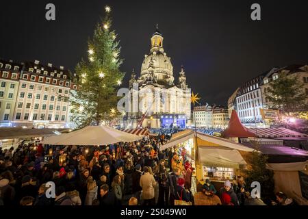 32. Weihnachtsvesper und historischer Weihnachtsmarkt am Neumarkt vor der Frauenkirche. Nach Angaben der Organisatoren, etwa 13 000 Leute Stockfoto