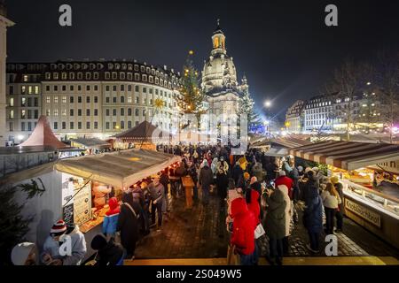 32. Weihnachtsvesper und historischer Weihnachtsmarkt am Neumarkt vor der Frauenkirche. Nach Angaben der Organisatoren, etwa 13 000 Leute Stockfoto