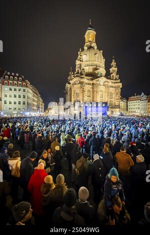 32. Weihnachtsvesper und historischer Weihnachtsmarkt am Neumarkt vor der Frauenkirche. Nach Angaben der Organisatoren, etwa 13 000 Leute Stockfoto