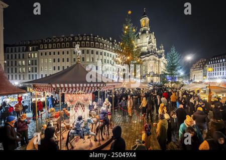 32. Weihnachtsvesper und historischer Weihnachtsmarkt am Neumarkt vor der Frauenkirche. Nach Angaben der Organisatoren, etwa 13 000 Leute Stockfoto