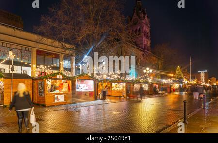 Chester Town Hall und Christmas Market, Northgate Street, im Dezember 2024. Stockfoto