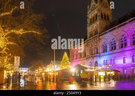 Chester Town Hall und Christmas Market, Northgate Street, im Dezember 2024. Stockfoto