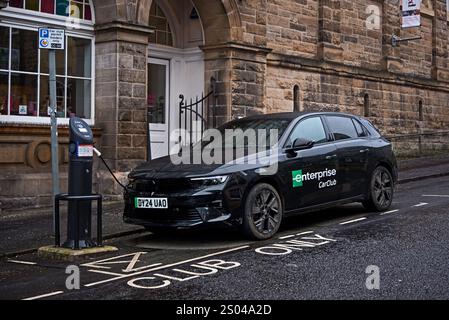 Enterprise Car Club 2024 schwarzes Vauxhall Elektroauto an einem Elektrofahrzeug (EV) BP Pulse Ladepunkt t in Edinburgh, Schottland, Großbritannien. Stockfoto