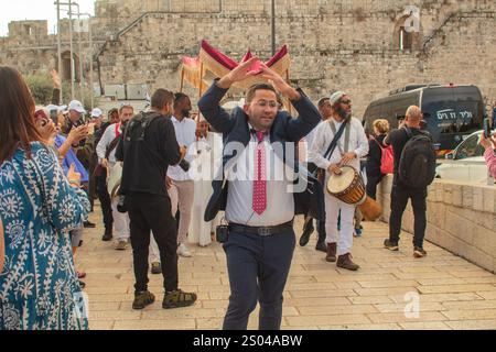 10. November 2022 Ein Rabbi-Fest mit Familie und Freunden auf einer Bar Mitzvah-Feier in der Nähe des Jaffa-Tors, während die Party zur Westmauer und zum geht Stockfoto