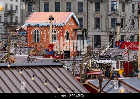 Zürich, Schweiz - 8. Dezember 2024: Draufsicht über den Weihnachtsmarkt in der Nähe der Oper mit Blick auf die Stände und Stände Stockfoto