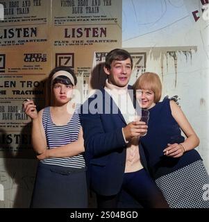 Jugendliche, die rauchen und sich in einem Nachtclub in England, Britian, Großbritannien unterhalten. 1967 Stockfoto