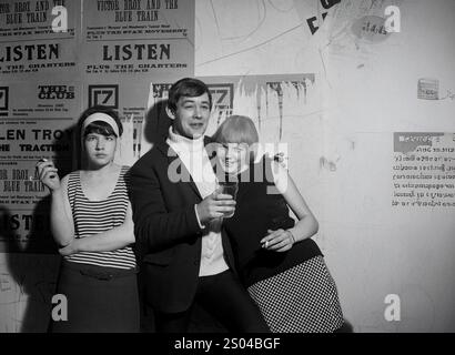 Jugendliche, die rauchen und sich in einem Nachtclub in England, Britian, Großbritannien unterhalten. 1967 Stockfoto