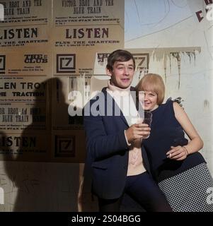 Jugendliche, die rauchen und sich in einem Nachtclub in England, Britian, Großbritannien unterhalten. 1967 Stockfoto