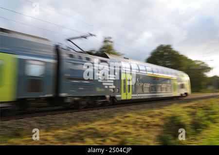 Ein moderner, grüner Bombardier Twindexx elektrischer Personenzug, der von NAH betrieben wird. SH vorbeifahren Stockfoto