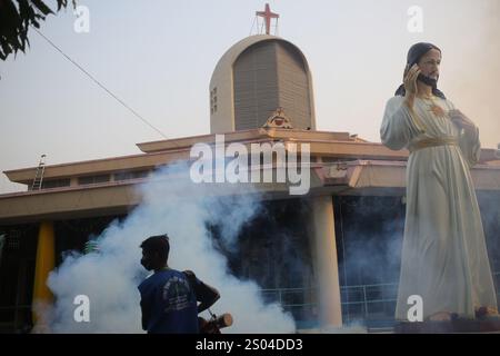 Dhaka, Bangladesch. Dezember 2024. Ein Arbeiter wird vor der Weihnachtsfeier in einer Kirche in Dhaka begast. (Kreditbild: © MD Mehedi Hasan/ZUMA Press Wire) NUR REDAKTIONELLE VERWENDUNG! Nicht für kommerzielle ZWECKE! Stockfoto