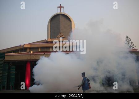 Dhaka, Bangladesch. Dezember 2024. Ein Arbeiter wird vor der Weihnachtsfeier in einer Kirche in Dhaka begast. (Kreditbild: © MD Mehedi Hasan/ZUMA Press Wire) NUR REDAKTIONELLE VERWENDUNG! Nicht für kommerzielle ZWECKE! Stockfoto