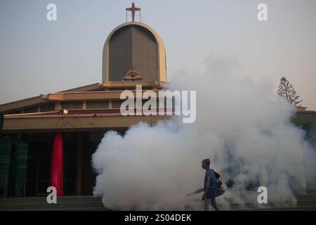 Dhaka, Bangladesch. Dezember 2024. Ein Arbeiter wird vor der Weihnachtsfeier in einer Kirche in Dhaka begast. (Kreditbild: © MD Mehedi Hasan/ZUMA Press Wire) NUR REDAKTIONELLE VERWENDUNG! Nicht für kommerzielle ZWECKE! Stockfoto