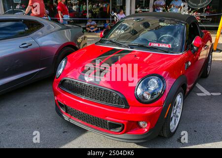 Ein rot-schwarzer Mini Cooper ist auf der Fast and Fabulous Car Show in Auburn, Indiana, USA, mit der Aufschrift „zum Verkauf“ versehen. Stockfoto