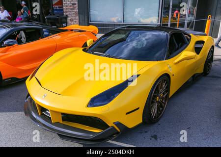 Ein gelber Ferrari 488 Sportwagen auf der Fast and Fabulous Car Show in Auburn, Indiana, USA. Stockfoto