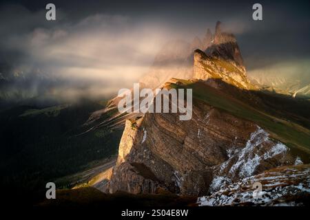 Berg Seceda bei fantastischem Sonnenuntergang, Dolomiten, Urtijëi, Italien. Atemberaubendes Licht an einem Herbstabend. Es liegt im Grödnertal. Stockfoto