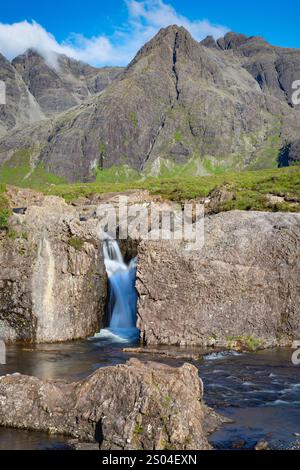 Die Fairy Pools, Isle Of Skye. Fotografiert einen Tag auseinander, zuerst in einem schrecklichen Sturm und zweitens in brillantem Sonnenschein. Das ist Skye für dich. Stockfoto