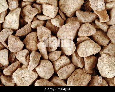 Grobe Textur von braunen Objekten in der Nahaufnahme. Nahaufnahme von löslichem Kaffee, Instantkaffee. Stockfoto