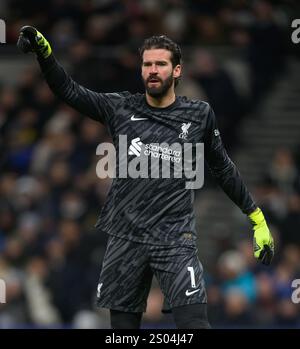 London, Großbritannien. Dezember 2024. Tottenham Hotspur gegen Liverpool - Premier League - Tottenham Hotspur Stadium. Liverpool Torhüter Alisson Becker. Bildnachweis: Mark Pain / Alamy Live News Stockfoto