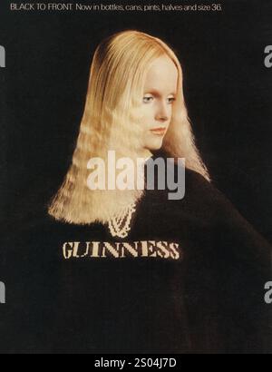 1973 UK Guinness Beer Werbespot – „Black to Front. Jetzt in Flaschen, Dosen, Pints, Hälften und Größen 36' Stockfoto