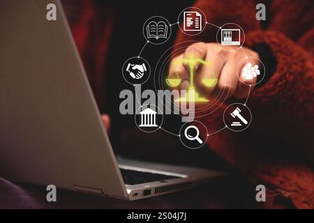 Rechtsexperte mit Rechtsinstrumenten. Ein geeigneter Rechtsexperte berührt virtuelle Symbole, die Recht, Justiz und Rechtsdienstleistungen symbolisieren. Unternehmensgesetzgebung Stockfoto