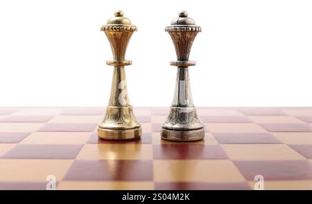 Goldene und silberne Schachköniginnen auf hölzernem Schachbrett vor weißem Hintergrund. Wettbewerbskonzept Stockfoto