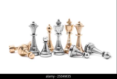 Goldene und silberne Schachfiguren auf weißem Hintergrund. Wettbewerbskonzept Stockfoto