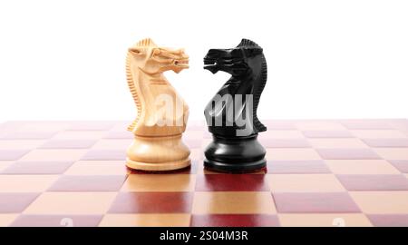 Schwarz-weiße Schachritter auf Schachbrett vor weißem Hintergrund. Wettbewerbskonzept Stockfoto