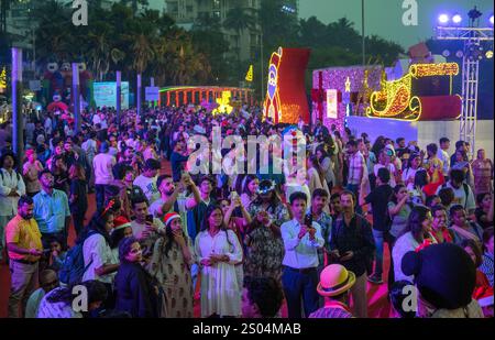 Mumbai, Indien. Dezember 2024. MUMBAI, INDIEN - 24. DEZEMBER: Mumbaikars genießen am Dienstag, den 24. Dezember, weihnachtsdekorationen und -Einrichtungsgegenstände in der Cartar Road, Bandra in Mumbai, Indien. 2024. (Foto: Satish Bate/Hindustan Times/SIPA USA) Credit: SIPA USA/Alamy Live News Stockfoto