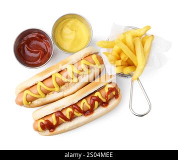 Leckere Hot Dogs mit Pommes und Saucen isoliert auf weiß, Blick von oben Stockfoto