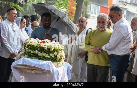 Mumbai, Indien. Dezember 2024. MUMBAI, INDIEN – 24. DEZEMBER: Der Bollywood-Schauspieler Naseeruddin Shah und Boman Irani nahmen am 24. Dezember 2024 im Shivaji Park Crematorium Dadar an der Beerdigung des Filmemachers Shyam Benegal Teil. Shyam Benegal, der 90 Jahre alt war, starb am Montag aufgrund nierenbedingter Beschwerden im Krankenhaus. Mehrere Filmpersönlichkeiten versammelten sich, um ihm Tribut zu zollen. (Foto: Raju Shinde/Hindustan Times/SIPA USA) Credit: SIPA USA/Alamy Live News Stockfoto