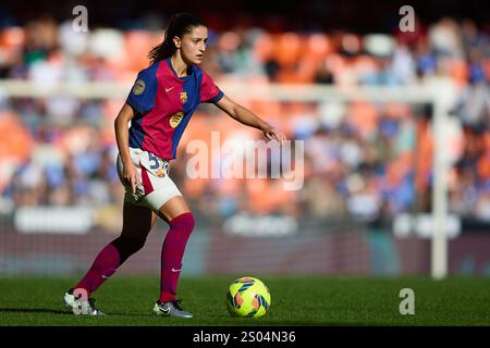 Valencia, Spanien. Dezember 2024. Jana Fernandez vom FC Barcelona im Spiel zwischen Valencia CF Women und FC Barcelona Women in der 13. Woche der Liga F im Stadion Mestalla. Endstand; Valencia CF 0:1 FC Barcelona. (Foto: Omar Arnau/SOPA Images/SIPA USA) Credit: SIPA USA/Alamy Live News Stockfoto