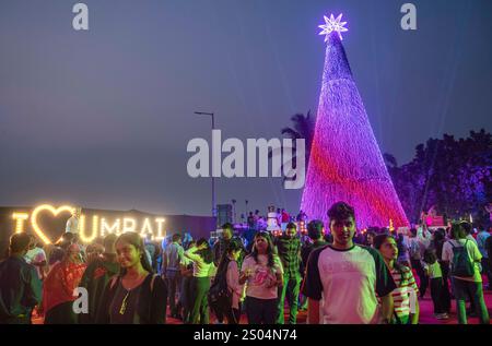 Mumbai, Indien. Dezember 2024. MUMBAI, INDIEN - 24. DEZEMBER: Mumbaikars genießen am Dienstag, den 24. Dezember, weihnachtsdekorationen und -Einrichtungsgegenstände in der Cartar Road, Bandra in Mumbai, Indien. 2024. (Foto: Satish Bate/Hindustan Times/SIPA USA) Credit: SIPA USA/Alamy Live News Stockfoto