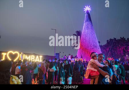 Mumbai, Indien. Dezember 2024. MUMBAI, INDIEN - 24. DEZEMBER: Mumbaikars genießen am Dienstag, den 24. Dezember, weihnachtsdekorationen und -Einrichtungsgegenstände in der Cartar Road, Bandra in Mumbai, Indien. 2024. (Foto: Satish Bate/Hindustan Times/SIPA USA) Credit: SIPA USA/Alamy Live News Stockfoto