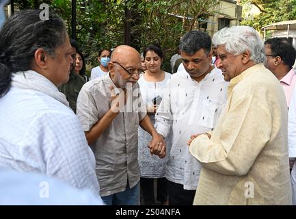 Mumbai, Indien. Dezember 2024. MUMBAI, INDIEN – 24. DEZEMBER: Der indische Drehbuchautor, Lyriker und Dichter Javed Akhtar nahm am 24. Dezember 2024 im Shivaji Park Crematorium Dadar an der Beerdigung des Filmemachers Shyam Benegal Teil. Shyam Benegal, der 90 Jahre alt war, starb am Montag aufgrund nierenbedingter Beschwerden im Krankenhaus. Mehrere Filmpersönlichkeiten versammelten sich, um ihm Tribut zu zollen. (Foto: Raju Shinde/Hindustan Times/SIPA USA) Credit: SIPA USA/Alamy Live News Stockfoto