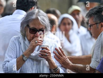 Mumbai, Indien. Dezember 2024. MUMBAI, INDIEN - 24. DEZEMBER: NIRA Benegal, Frau von Shyam Benegal, nahm am 24. Dezember 2024 an der Beerdigung von Shyam Benegal im Shivaji Park Crematorium Dadar Teil. Shyam Benegal, der 90 Jahre alt war, starb am Montag aufgrund nierenbedingter Beschwerden im Krankenhaus. Mehrere Filmpersönlichkeiten versammelten sich, um ihm Tribut zu zollen. (Foto: Raju Shinde/Hindustan Times/SIPA USA) Credit: SIPA USA/Alamy Live News Stockfoto