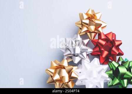 Nahaufnahme eleganter Weihnachtsschmuck auf blaugrauem Hintergrund. Glänzende Metallic-Details mit Kopierraum für Weihnachtsgrüße oder -Designs. Stockfoto