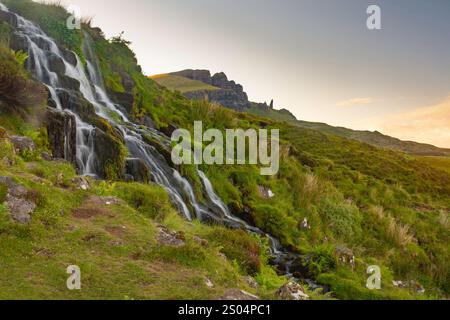 Wasserfall mit dem alten Mann von Storr im Hintergrund Stockfoto