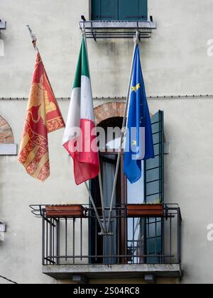 VENEDIG, ITALIEN - 05. MAI 2015: Flaggen von Italien, Europa und Venedig vor dem Gebäude Stockfoto