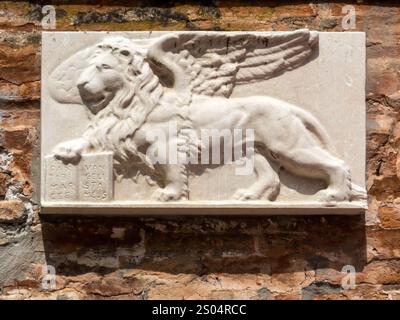 VENEDIG, ITALIEN - 5. MAI 2015: Symbol des geflügelten Löwen auf der Gedenktafel am Gebäude Stockfoto