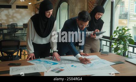 Arabisch-muslimische Teamkollegen Geschäftspartner Geschäftsmann Geschäftsfrau Büroingenieure Baumeister Designer Architekten Mann Boss und Frauen im Hijab Stockfoto