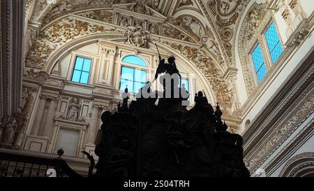 Chorstände von Pedro Duque Cornejo in der Moschee Kathedrale von Córdoba. Stockfoto