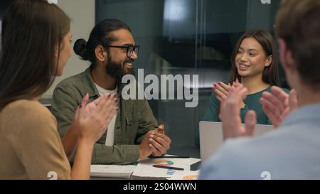 Führungskräfte Geschäftsmann Coach sprechen mit Teammitarbeitern über Ideen Unternehmensstrategie Business Training auf Bürokonferenz verschiedene Frauen Männer Gruppe von Stockfoto