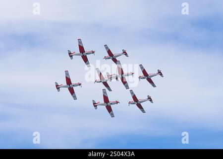 Das Kunstflugteam der Schweizer Luftwaffe Patrouille Suisse führt während einer Flugschau ein präzises Formationsmanöver durch und demonstriert außergewöhnliche Flugfähigkeiten Stockfoto